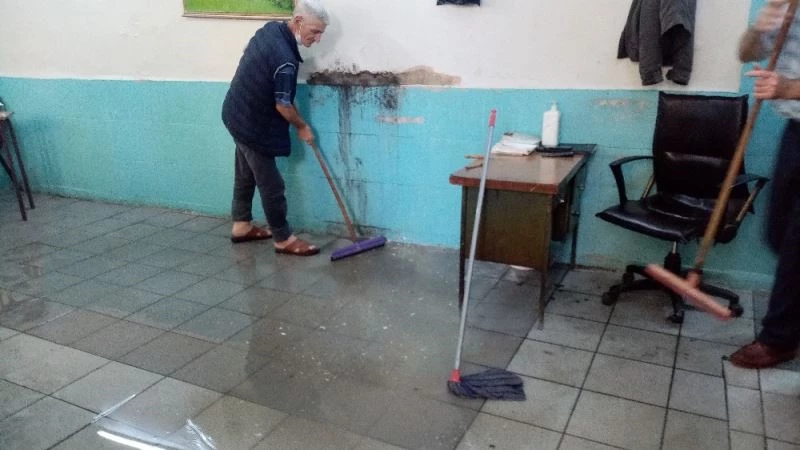 Kahvehaneyi su bastı, müşteriler kovalarla suyu tahliye etti
