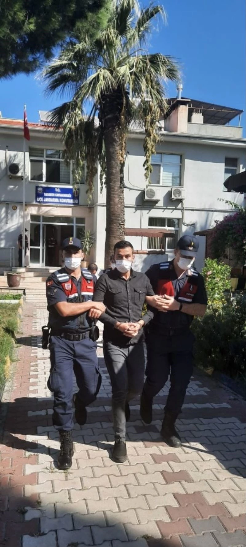 10 aydır kılık değiştirerek kaçan cezaevi firarisi İzmir’de yakalandı
