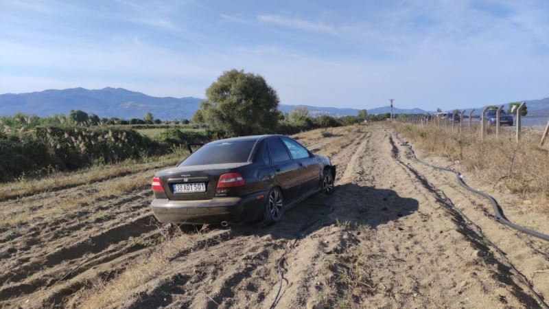 Otomobil yoldan çıkıp tarlaya savruldu: 1 yaralı
