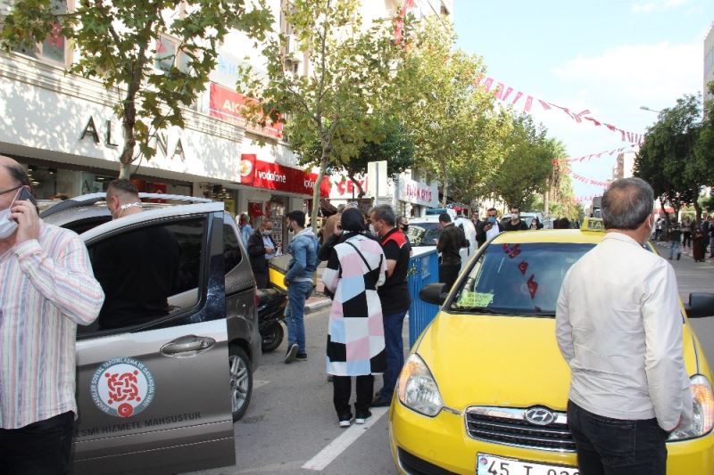 Şiddetli deprem Manisalıları sokağa döktü
