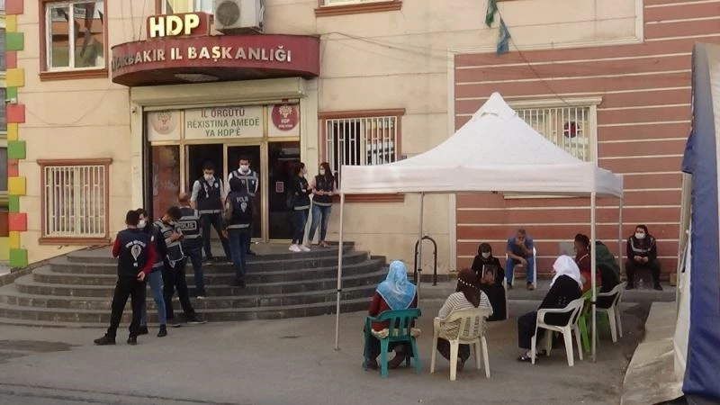 Teröristlerin kaçırdığı çocuklarına kavuşmak için eylemlerini sürdürüyorlar
