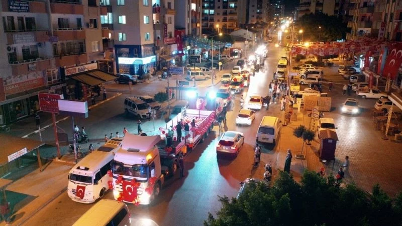 Erdemli’de iş makineleri cumhuriyet konvoyuna renk kattı
