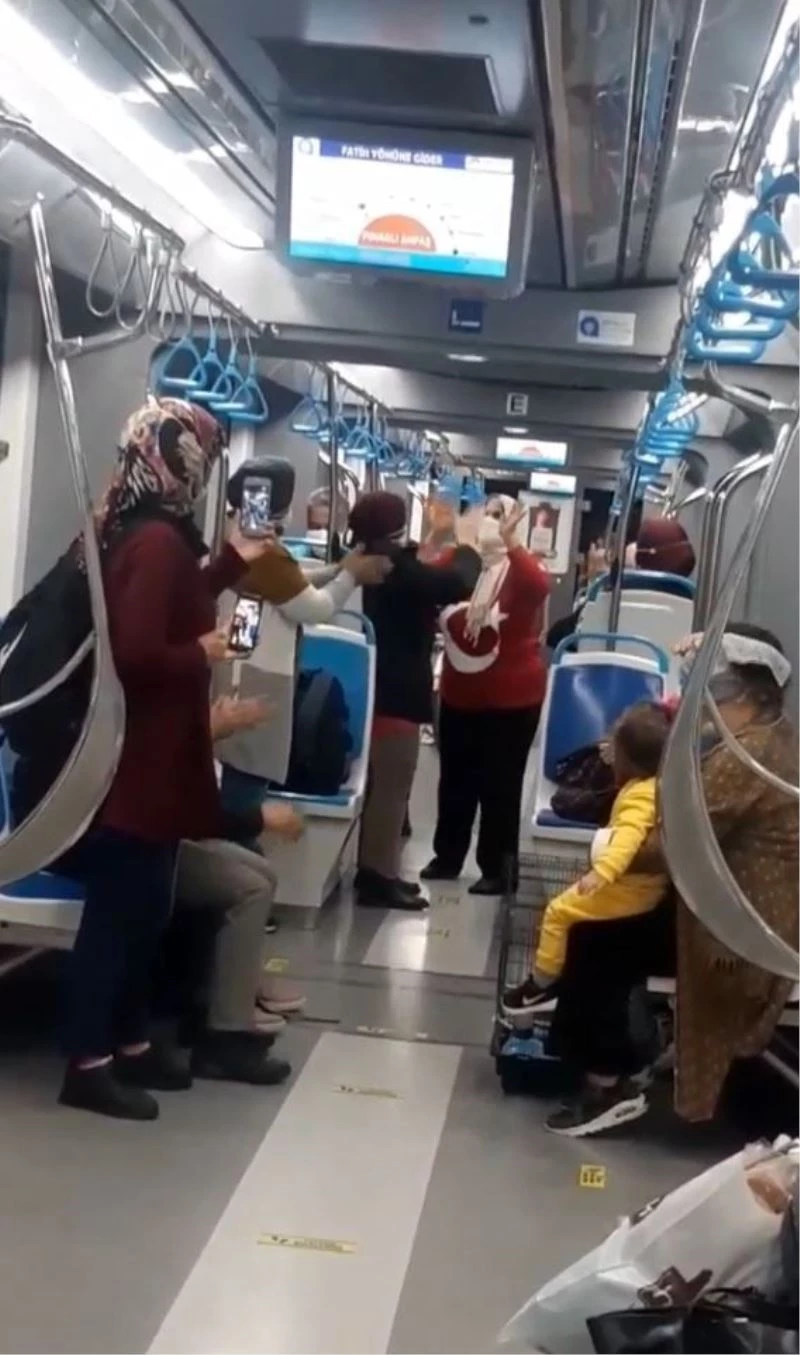 Tramvayda hem coştu hem coşturdu
