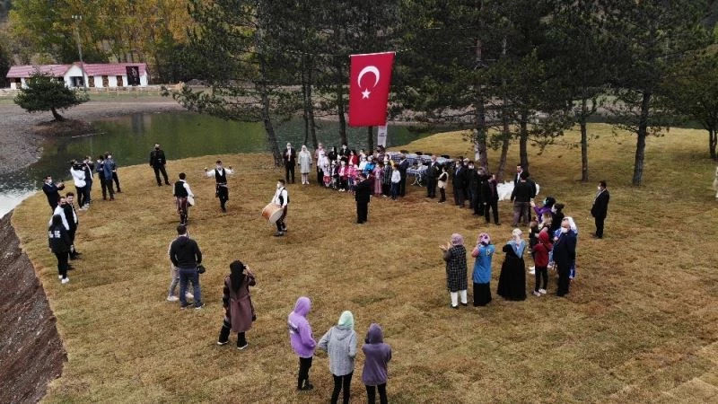 Kaymakam, Cumhuriyet Bayramında dezavantajlı çocuklarla birlikte göbek attı
