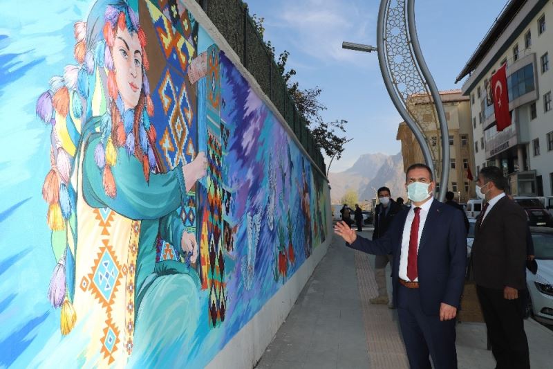 Hakkari’deki istinat davarları resimlerle süslendi
