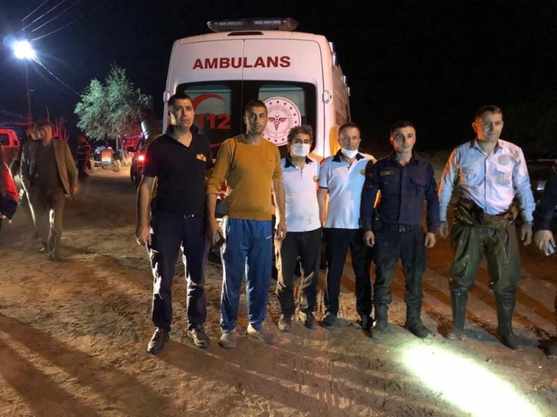 Teknesiyle gölde mahsur kalan vatandaşı itfaiye kurtardı
