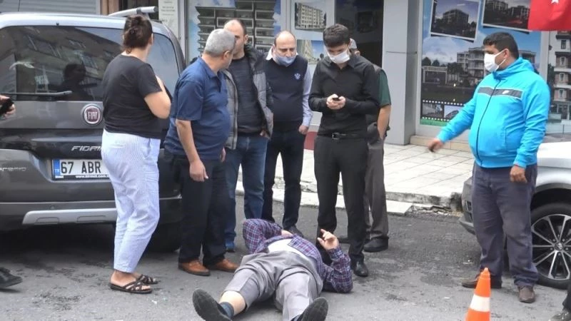 Cuma namazından dönen yaşlı adama otomobil çarptı
