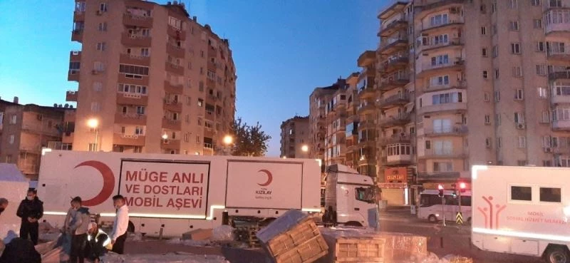 Müge Anlı ve Dostları Aşevi İzmir’de
