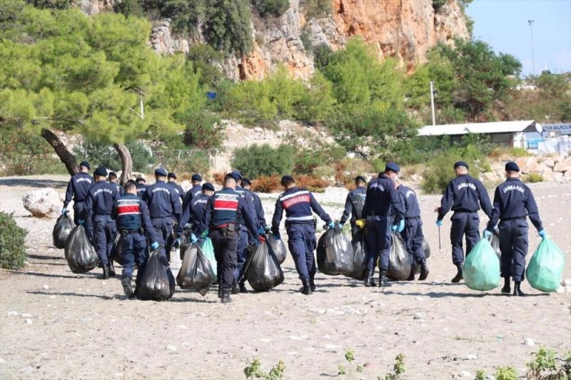 Ziyaretçiye kapalı plajda 240 torba çöp toplandı
