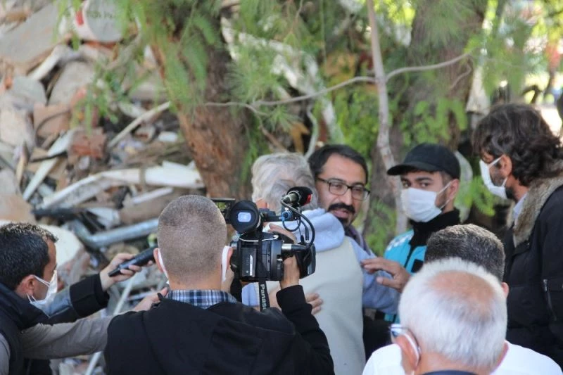 Çocuklarıyla enkaz altında kalan karısının sesini duyan kocadan büyük sevinç
