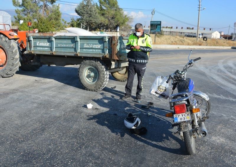 Motosiklet, akaryakıt istasyonundan ana yola çıkan traktöre çarptı:1 ölü
