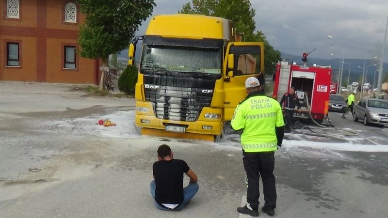 Yanan tırını gözyaşlarıyla izledi
