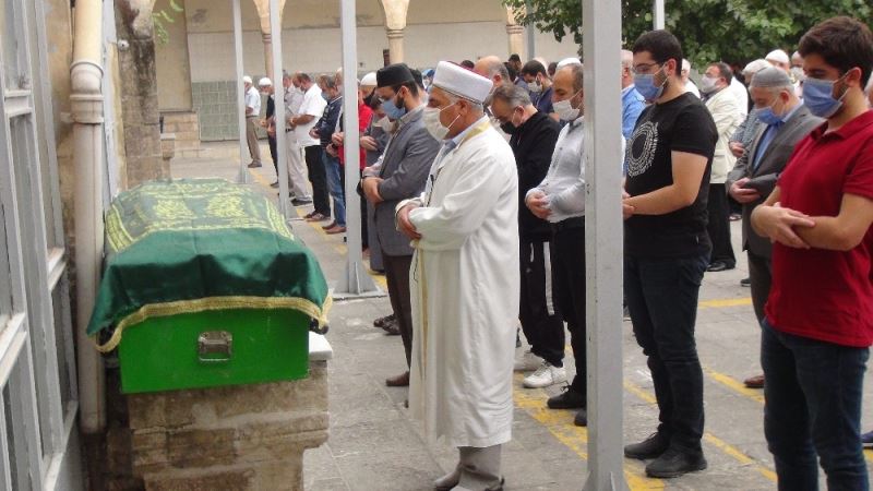 Osmanlı terzisi Sezai Karakapıcı son yolculuğuna uğurlandı
