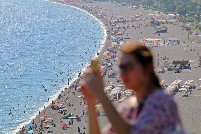 Antalya’da Ekim ayında termometreler 37 dereceyi gösterdi, tatilciler sahillere akın etti
