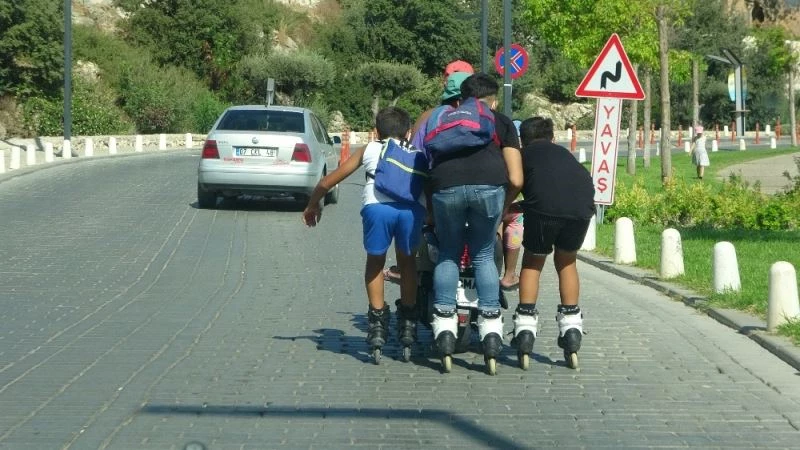 Paten süren çocuklara ‘tehlikeli yokuş yardımı’
