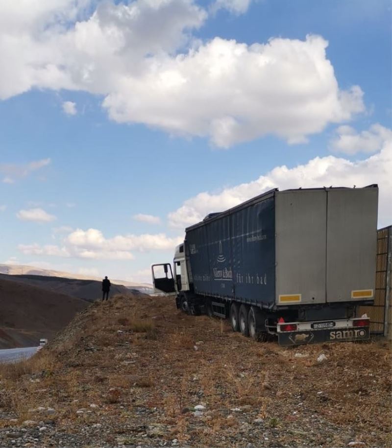 Freni patlayan tır kaçış rampasında durdu
