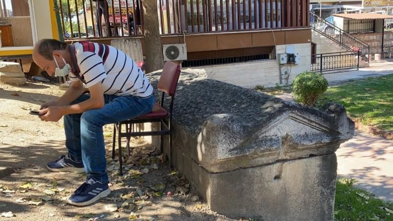 Taksici esnafının sırtını dayadığı 2 bin yıllık lahit müzeye kaldırıldı
