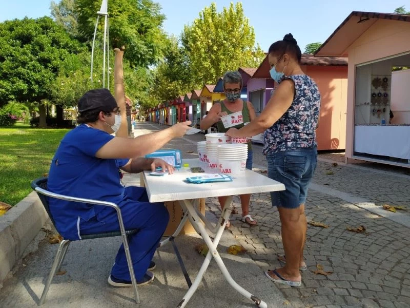 Kemer Belediyesi sokak hayvanları için mama kabı dağıttı
