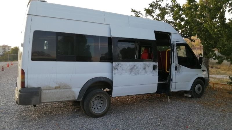 Van’da 2’si havasızlıktan ölen 74 göçmenin yakalandığı minibüs otoparka çekildi
