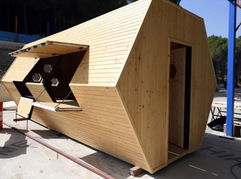 Arıcılara geri dönüşüm malzemelerden petek görünümlü 