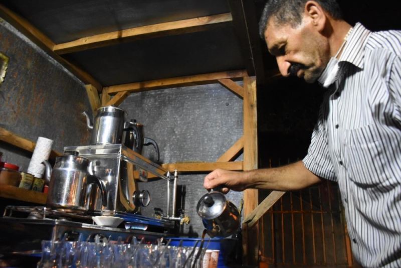 Gündüz koşu pistinde gece çay servisinde ter döküyor