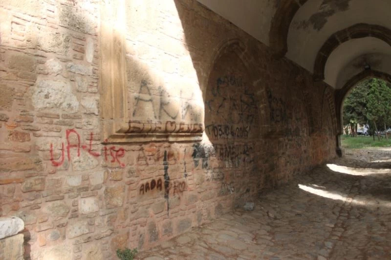 2,5 asırlık tarihi Külliye, karalama duvarı haline geldi
