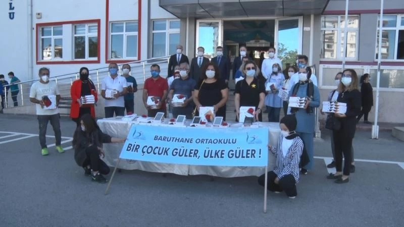 Samsun’da ‘Sınıf Tam Öğretmenim’ kampanyasında 2 bin 500 öğrenciye tablet ulaştırıldı
