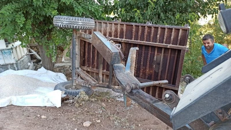 Batman’da mıcır yüklü römork devrildi
