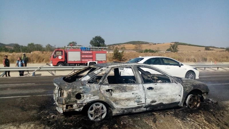 2 kişinin yanmaktan son anda kurtulduğu araç yangını kamerada
