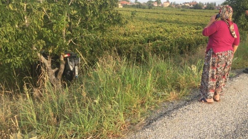 Manisa’da hafif ticari araç üzüm bağına uçtu: 2 yaralı
