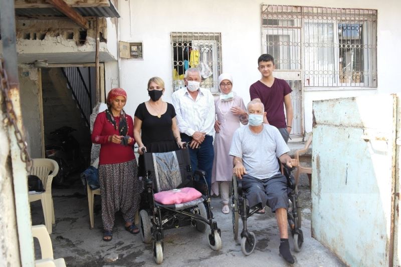 Sosyal medyada feryadı duydular, akülü araç alıp babayı sevindirdiler
