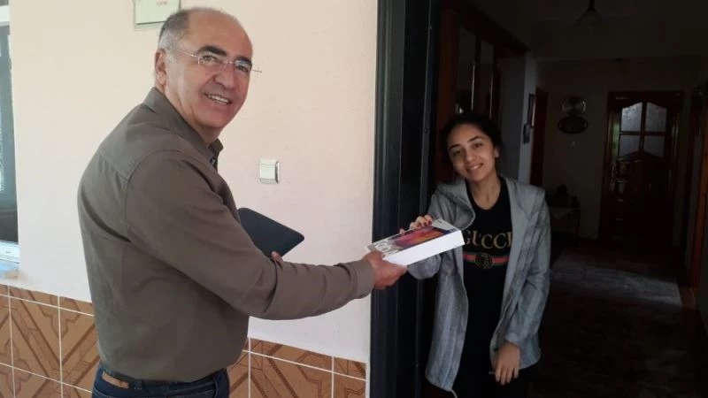 Tuncelili gurbetçi iş adamı, ilçesindeki tüm öğrencilere tablet  gönderdi
