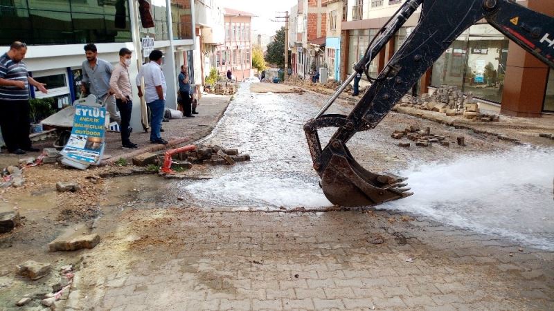 Patlayan borudan fışkıran su yolları göle çevirdi
