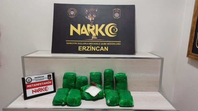 Erzincan’da aracın ön tamponuna zulalanmış 5 kilo 49 gram metamfetamin uyuşturucu ele geçirildi
