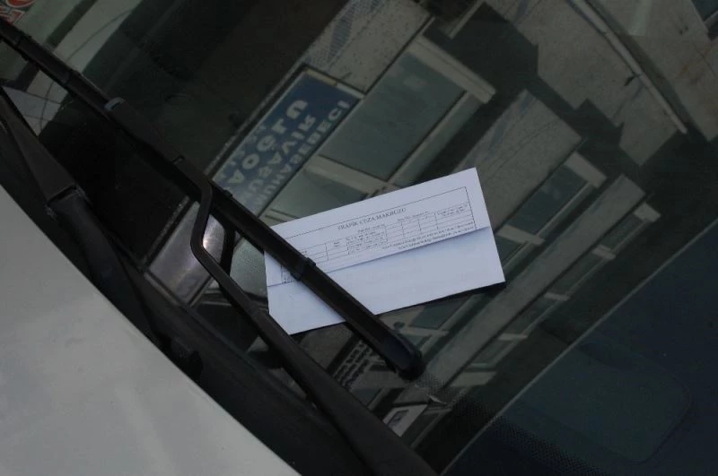 Polisler ceza makbuzu şeklindeki broşürlerle hırsızlığa dikkat çekti
