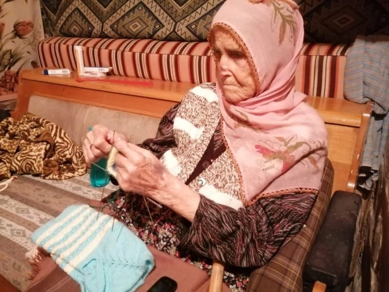 Felç geçirmesine rağmen 92 yaşında örgü ören Şerife nine görenleri şaşırtıyor
