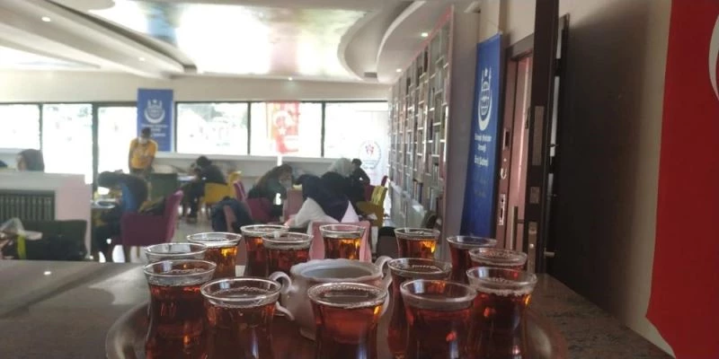 Erciş’te Evrensel Hafızlar Derneğinin açtığı gençlik kitap kahvesi gençlerden ilgi görüyor
