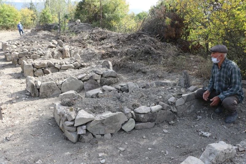 Yıktırdığı mezarların yerine temsili mezarlar yaptırdı
