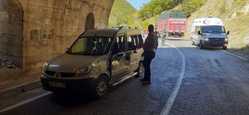 Tunceli’de trafik kazası:1’i ağır 2 yaralı
