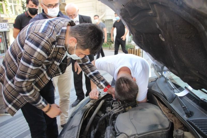 Araçların motoruna giren yaramaz kedi çileden çıkardı
