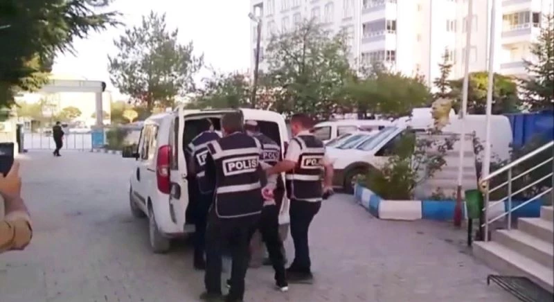 Sahte altın bozdurmak isterken suçüstü yakalandı
