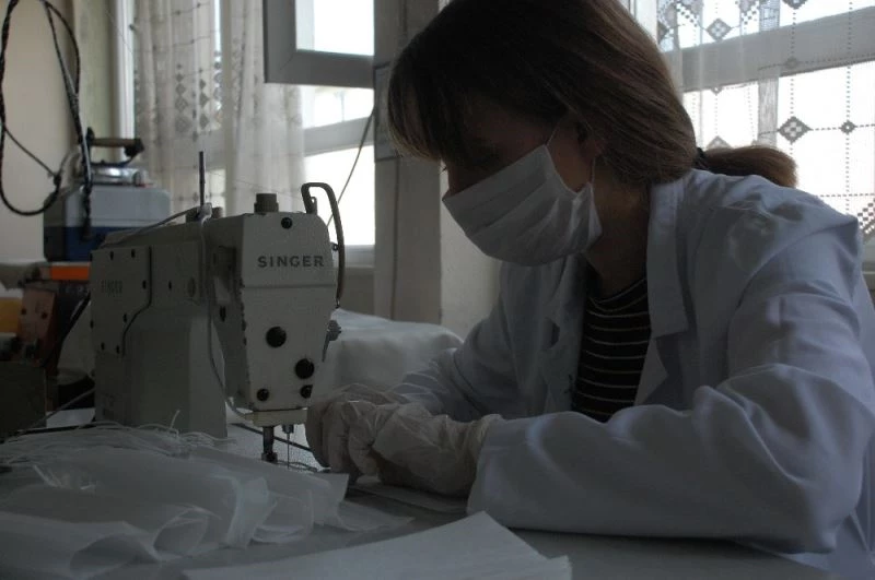 Atölyelerine dönen meslek liseliler, maske üretimine devam ediyor
