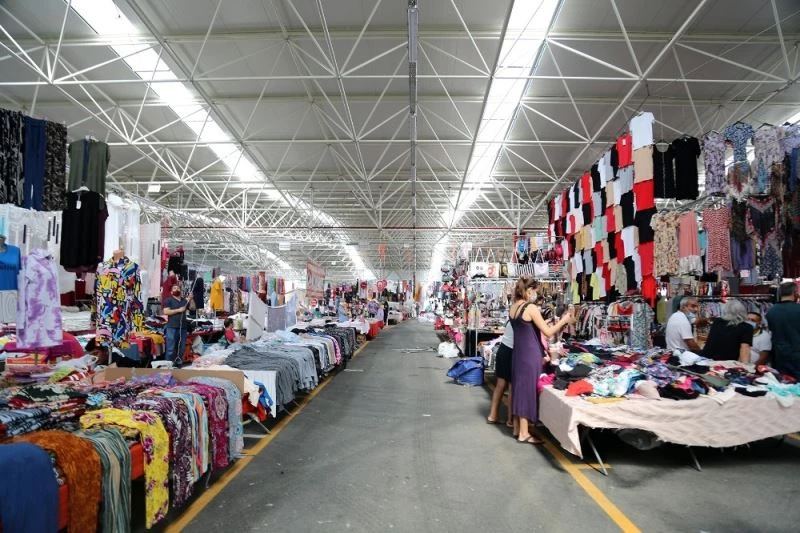 Ataşehir Belediyesi dolu riskine karşı kapalı pazarları otoparka dönüştürdü
