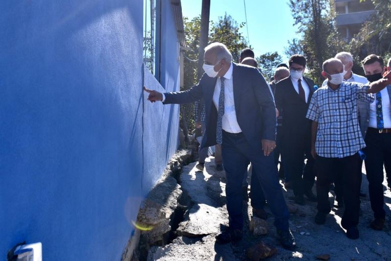 Vali Ustaoğlu ve Başkan Zorluoğlu Arsin ilçesinde toprak kaymalarının yaşandığı Çubuklu mahallesinde incelemede bulundular
