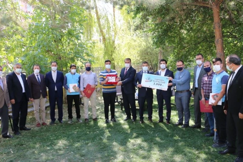 Erciş Kaymakamı Mehmetbeyoğlu, Teknofest2020’de dereceye giren öğrencileri kabul etti
