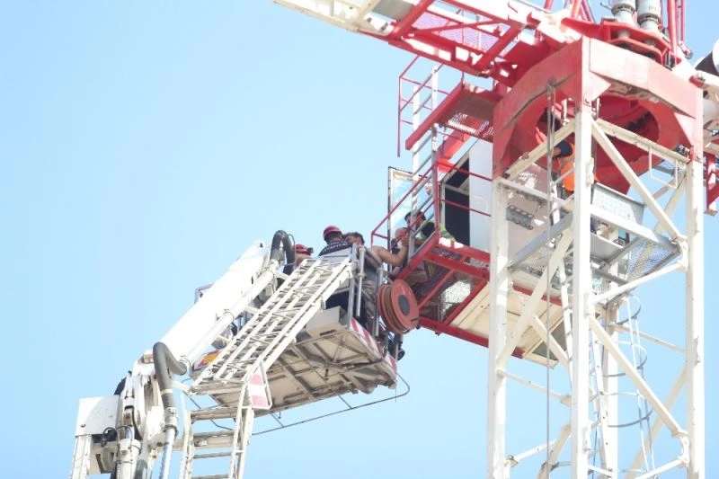 AÜ Kampüsünde 45 metrelik kule vinçte mahsur kalan operatöre kurtarma operasyonu
