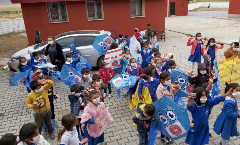 Vali Varol, Doğubayazıtlı çocuklara uçurtma hediye etti
