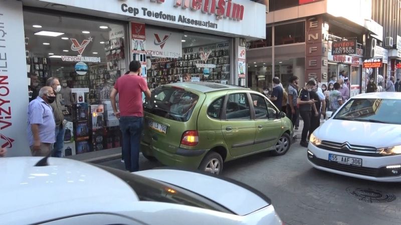 Samsun’da geri viteste pedalı takılan araç dükkana girdi: 1 yaralı
