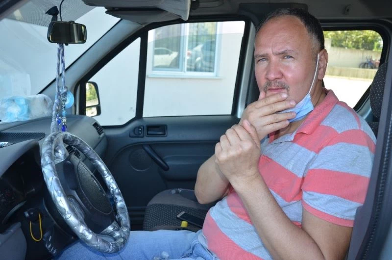 Virüse karşı eline yüzüne kolonya döktü, trafik ekiplerinin alkol kontrolüne takıldı
