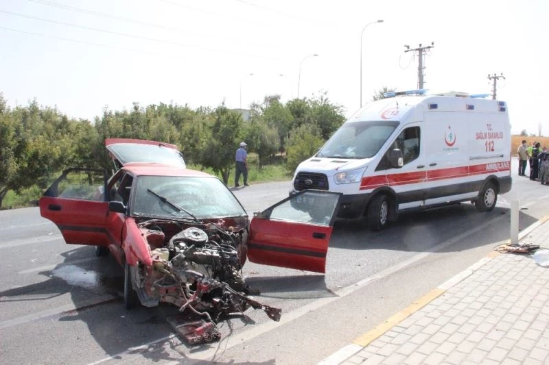 Kamyonetle çarpışan otomobil parçalandı 3 kişi ölümden döndü
